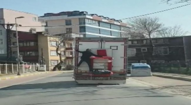 Kamyon arkasında tehlikeli yolculuk
