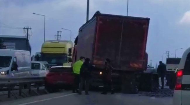 Kamyon ile otomobil karıştığı kaza D-100'ü kilitledi