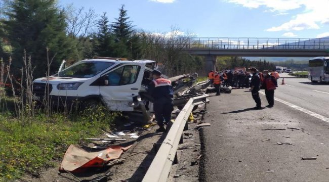 Kamyonet bariyerlere çarptı