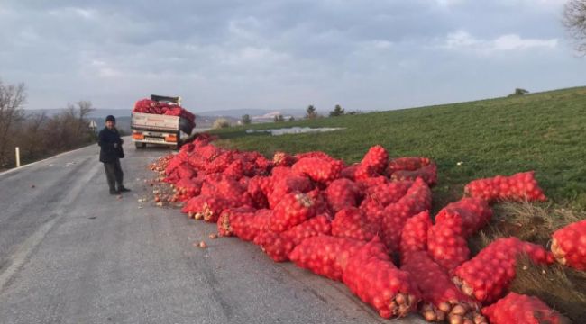 Kamyonun kasası kırılınca soğan çuvalları yola saçıldı