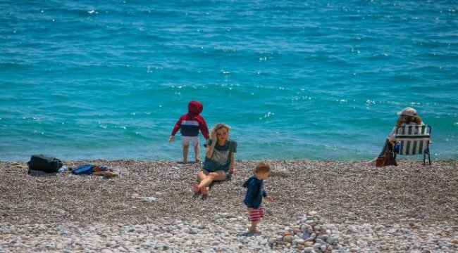 Kısıtlama öncesi Konyaaltı Sahili'ne akın ettiler