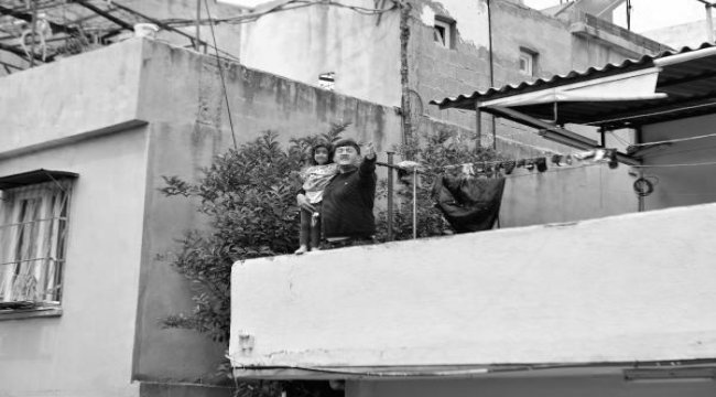 Kızını damdan sarkıtarak atacağını söyledi