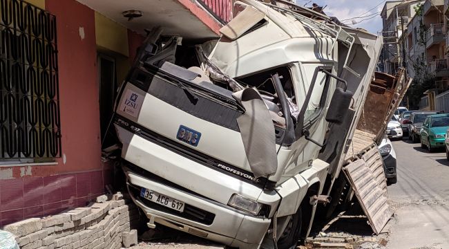 KONTROLDEN ÇIKAN KAMYON DUVARA ÇARPTI