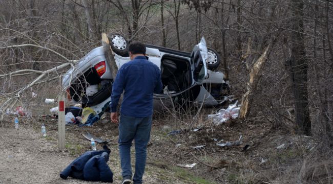 Kontrolden çıkan otomobil şarampole devrildi