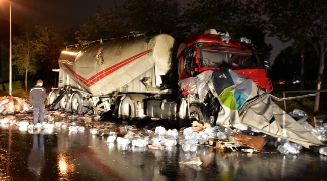 KONTROLDEN ÇIKAN TIR BETON MİKSERİNE ÇARPTI