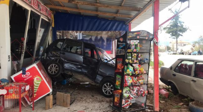 Lastiği patlayan araç markete girdi