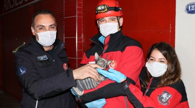 MAHSUR KALAN VATANDAŞ KEDİSİYLE KURTARILDI