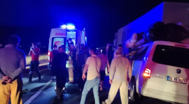 Mardin&#039;de hafif ticari araç tıra arkadan çarptı