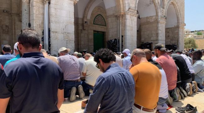 Mescid-i Aksa'da Ramazanın üçüncü cumasına 60 bin kişi katıldı