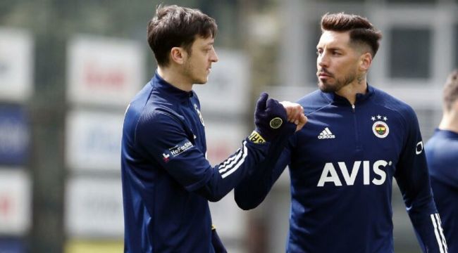 Mesut Özil haftalar sonra takımla birlikte