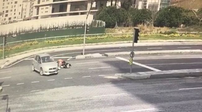 Motosikletli kadın kurye takla attı