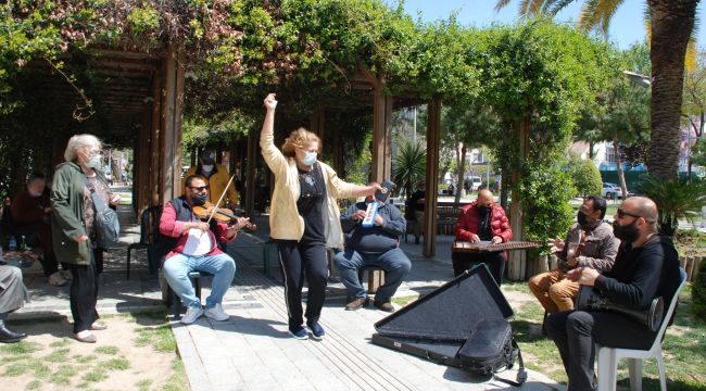 MÜZİSYENLERİN EZGİLERİ SOKAĞA TAŞTI