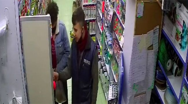 Önce alışveriş yaptılar, ardından oyuncak çalıp kaçtılar