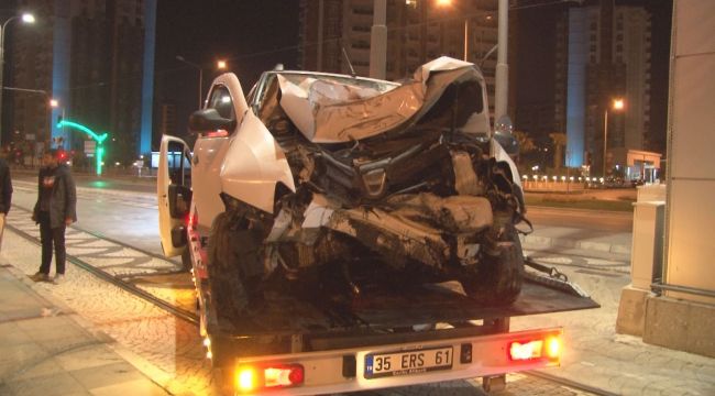 OTOMOBİL ÜST GEÇİDİN AYAĞINA ÇARPTI