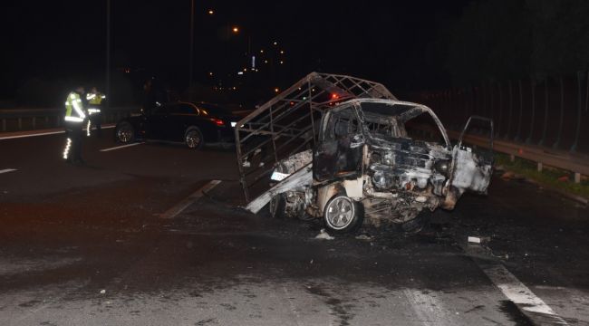 OTOMOBİLİN ÇARPTIĞI KAMYONET ALEV ALDI