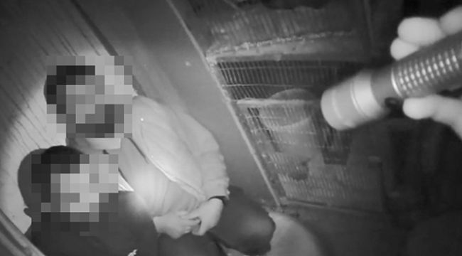 Polisi görünce dolabın içine saklandılar