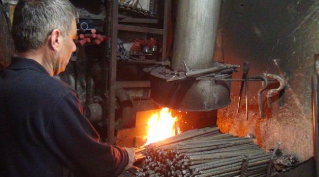 Ramazanda 70 derece sıcağın altında çalışıyor