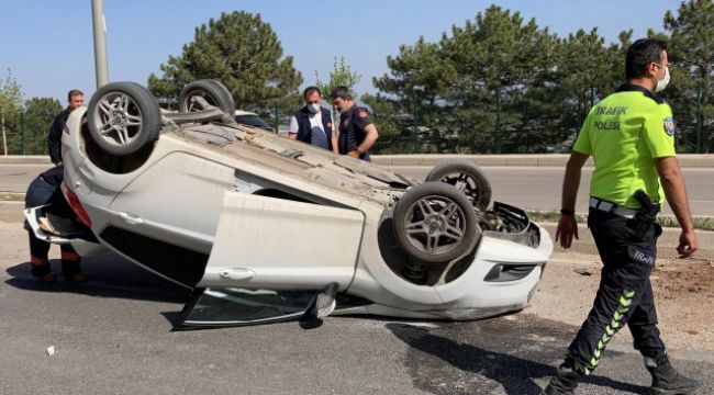 Refüje çarpan otomobil ters döndü