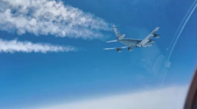 Rus savaş uçağı, ABD keşif uçağını engelledi