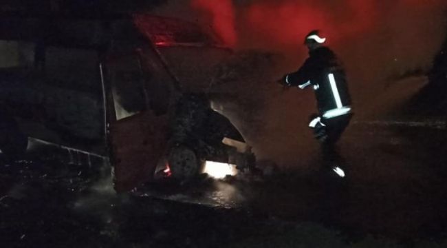 Seyir halindeki minibüs alev alev yandı!