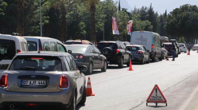 Tam kapanma denetiminde 2 kilometrelik araç kuyruğu