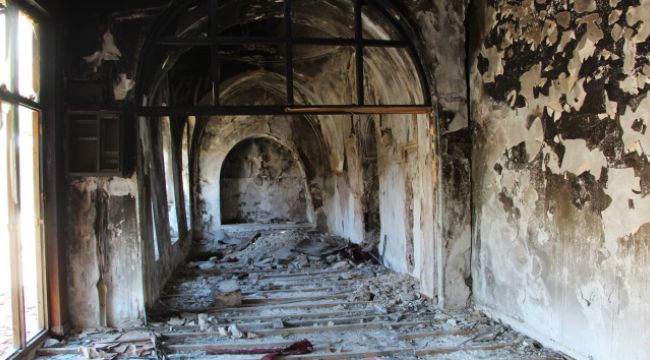 Tarihi camiyi önce ateşe verdiler, sonra kaçak kazı yaptılar