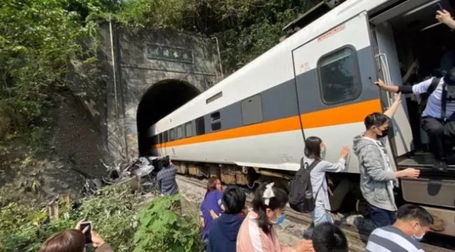 Tayvan'da tren raydan çıktı