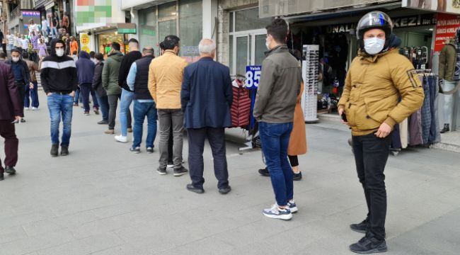 Ucuz baklava virüsü unutturdu, sosyal mesafe hiçe sayıldı