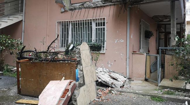 Üsküdar'da 5 katlı binada evin balkonu çöktü