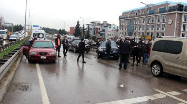 Yağmur yağınca köprü üstünde 6 araç birbirine girdi