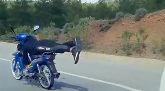 Yatarak tek elle motosiklet kullandı
