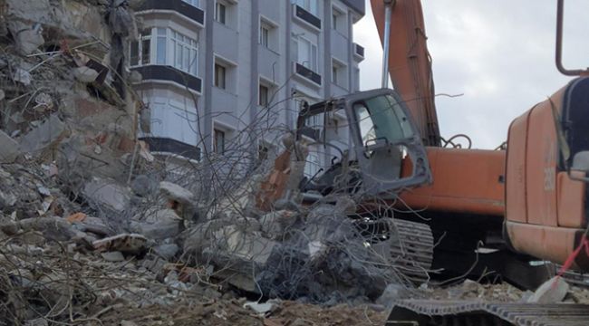 Yıkımda kepçenin üzerine beton blok düştü: Operatör ağır yaralandı