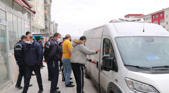 Yola kan sızdıran kamyonetin kapısı açılınca gerçek ortaya çıktı