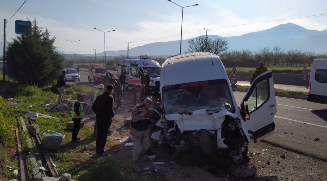 Yolcu minibüsü bariyerlere çarptı