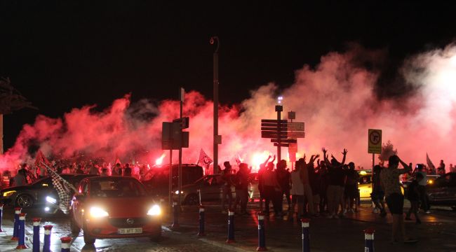 ALTAYLI TARAFTARLAR SÜPER LİG'İ KUTLADI
