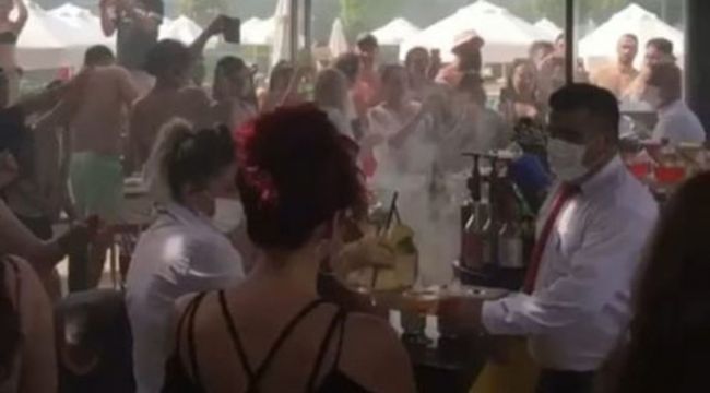 Antalya'da hınca hınç korona partisi