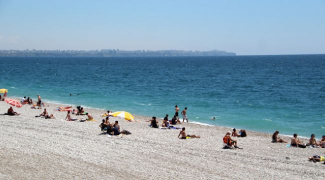 Antalya sahillerinde maske kuralı unutuldu
