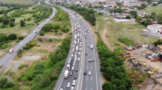 Bahçeşehir Tem otoyolunda araç takla attı, trafik kilitlendi
