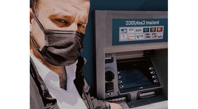 Bankamatikte unutulan parayı buldu, zabıtaya teslim etti