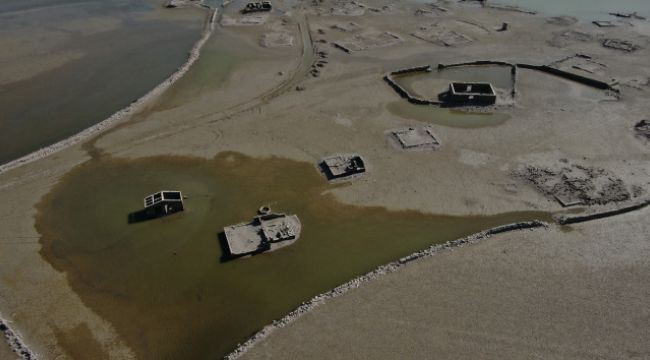 Barajda sular çekildi köy ortaya çıktı