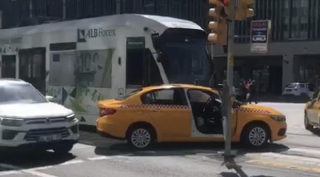 Beyoğlu'nda tramvay ile taksi çarpıştı