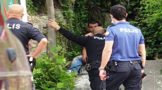 Bıçakla kendisine zarar verirken polis durdurdu