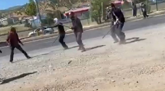 Bingöl'de kara yolunda taşlı sopalı kavga o anlar kamerada