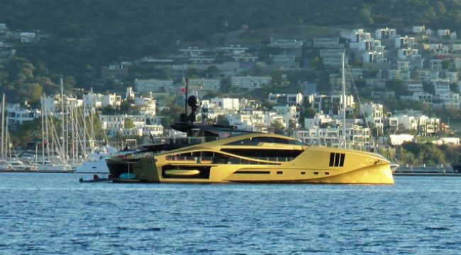 Bodrum'a demir atan yata bakan bir daha baktı
