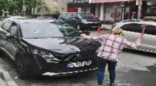 Boşanma aşamasındaki kocasının cipine çekiçle saldırdı