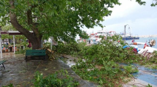 Çanakkale'de fırtına nedeniyle bir evin çatısı uçtu