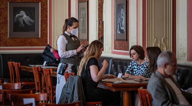 Çekya'da kafe ve restoranlar yeniden açıldı