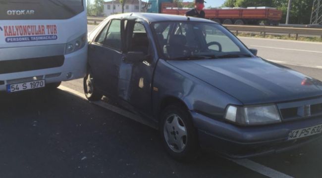 D-100'de servis minibüsü ile otomobil çarpıştı