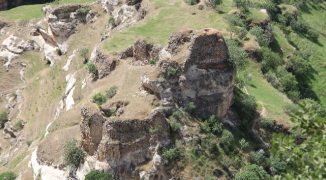 Define aradıkları tarihi kaleyi tahrip ettiler