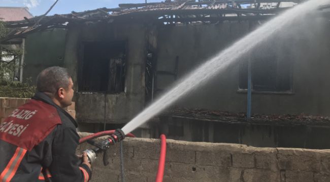Depremden sonra boşaltılan 2 katlı ev yandı